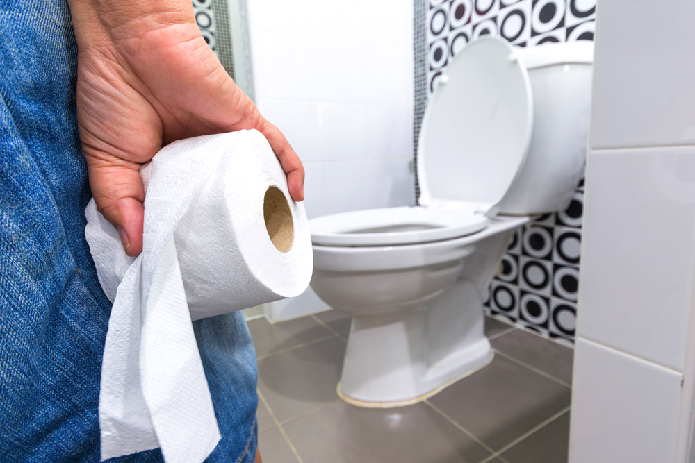 Une personne avec un rouleau de papier de toilette