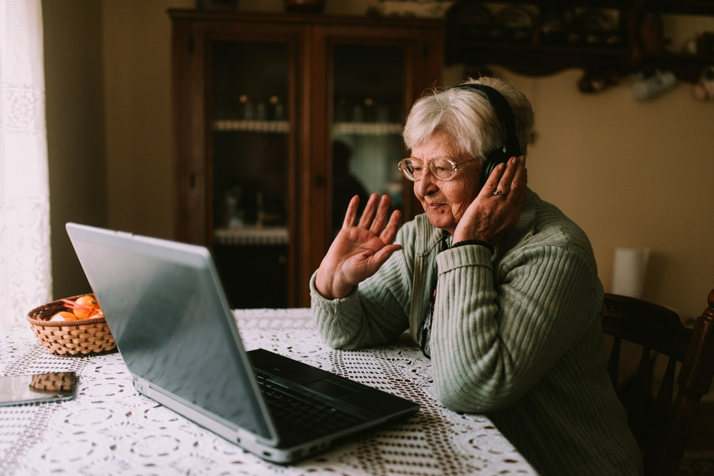 Femme âgé devant un ordinateur pendant rendez-vous virtuel