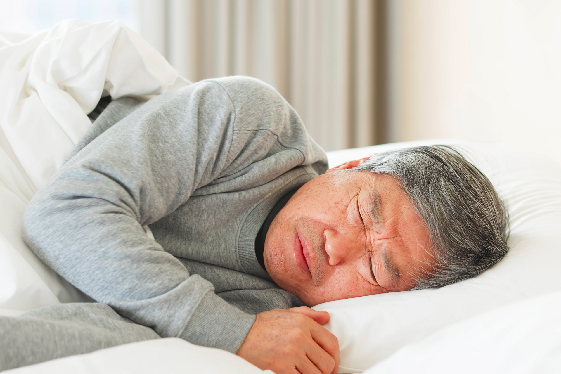 Homme qui dort dans un lit