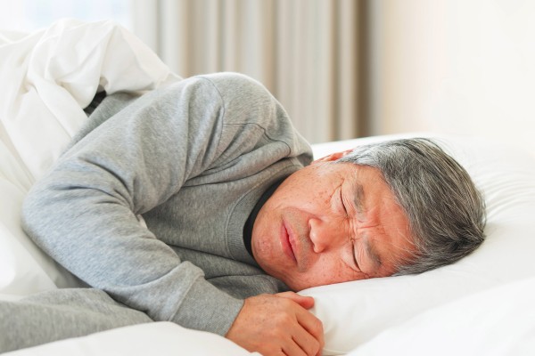 Homme qui dort dans un lit
