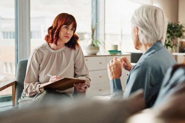 Personne âgé de dos qui parle à un professionnel
